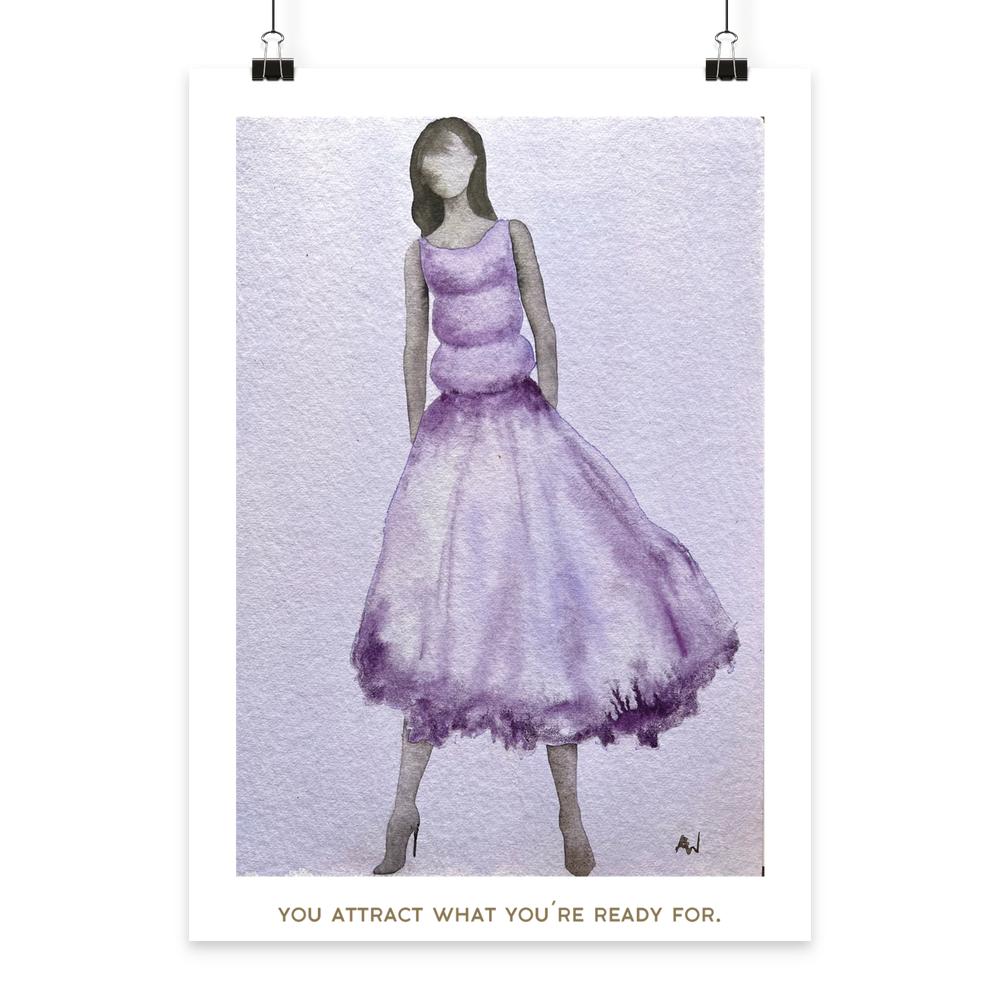 Handgemalte Aquarell-Modeillustration einer Frau in einem fließenden violetten Kleid mit dem Schriftzug „You attract what you're ready for.“ als Fine Art Print.