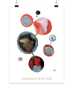Handgemalter Fine Art Print mit abstrakten Aquarellformen in Rot, Türkis, Schwarz und Gold sowie dem Schriftzug „Universe is on my side“.