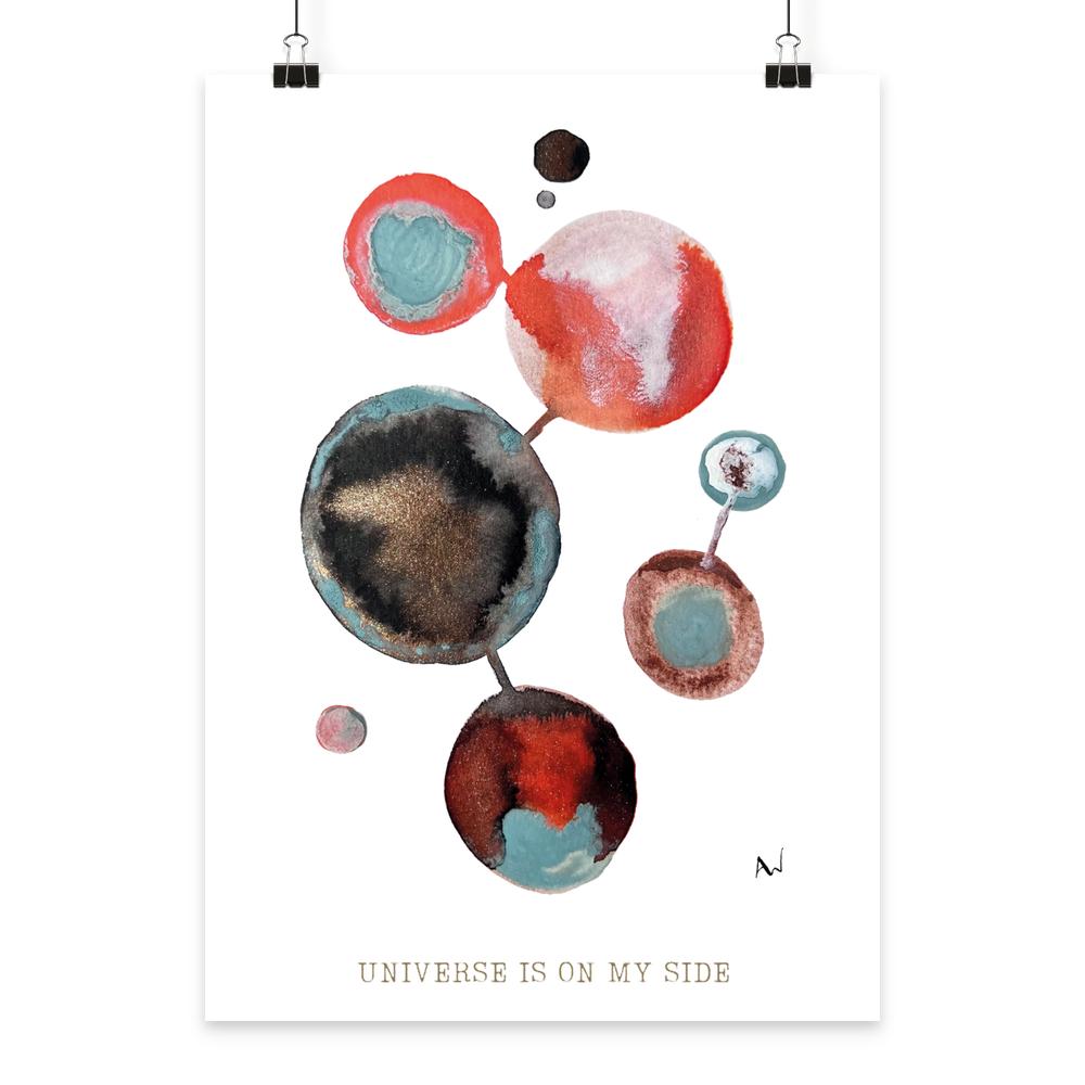 Handgemalter Fine Art Print mit abstrakten Aquarellformen in Rot, Türkis, Schwarz und Gold sowie dem Schriftzug „Universe is on my side“.