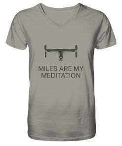 Weißes Cycling T-Shirt Herren V-Ausschnitt mit „Miles are my meditation“ Schriftzug und minimalistischem Rennradlenker