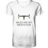 Weißes Cycling T-Shirt Herren V-Ausschnitt mit „Miles are my meditation“ Schriftzug und minimalistischem Rennradlenker
