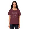 Model trägt bordeauxfarbenes Rennrad T-Shirt Damen Bio mit Fahrradmotiv und Statement Spruch