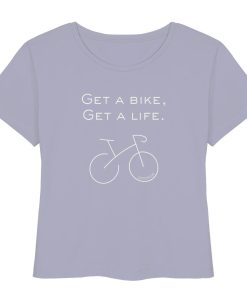 Lavendelfarbenes Rennrad T-Shirt Damen mit dezentem Fahrradmotiv und „Get a bike Get a life“