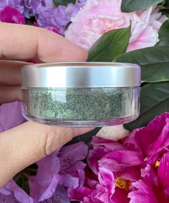 Grüner Angel Minerals Malachit Glossy Eyeshadow zwischen Blüten