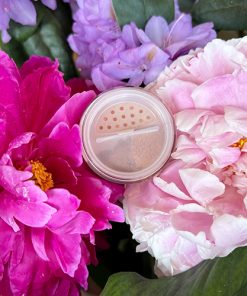 Angel Minerals Rosewood Matt Eyeshadow zwischen rosa und violetten Blüten