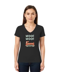 Frau trägt schwarzes Dackel Shirt aus Bio-Baumwolle mit Woof-Woof-Motiv