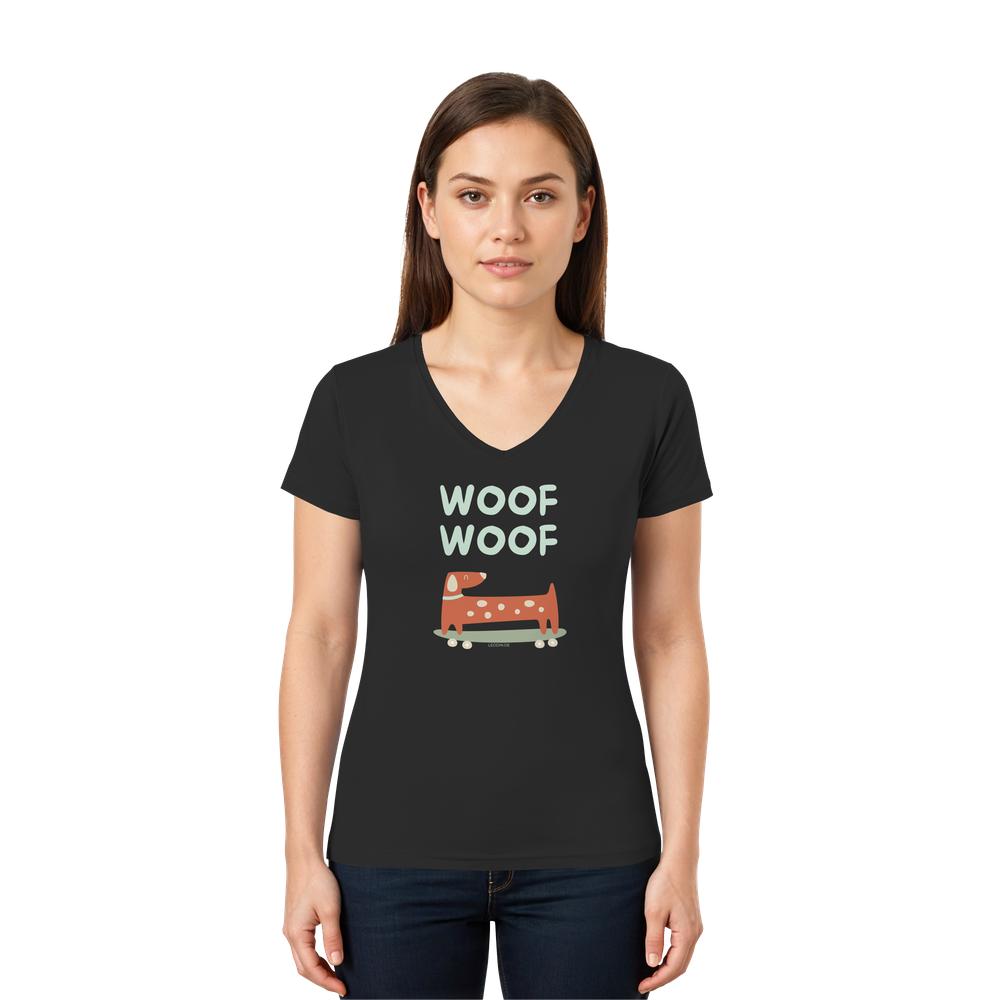 Frau trägt schwarzes Dackel Shirt aus Bio-Baumwolle mit Woof-Woof-Motiv