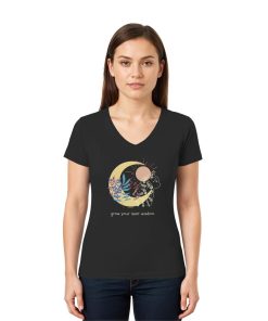 Frau trägt schwarzes Katzen Shirt mit Grow Your Inner Wisdom Motiv