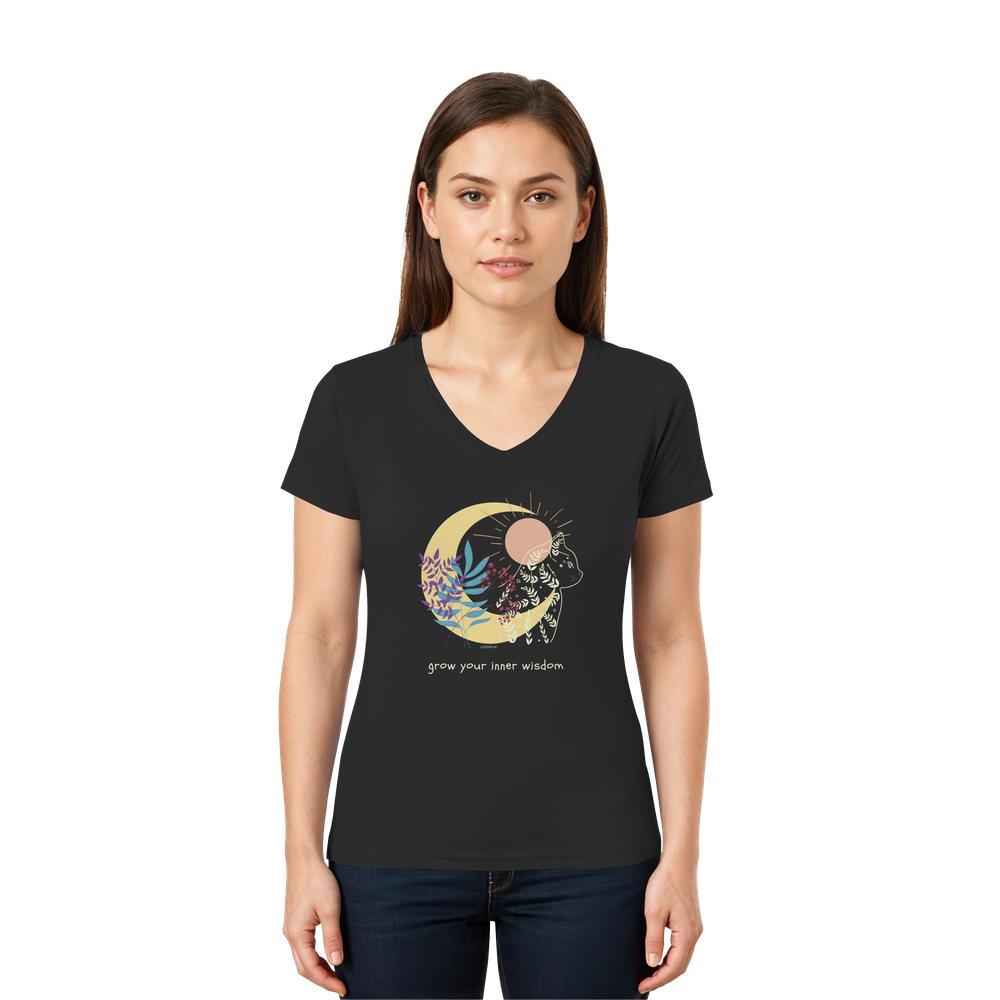 Frau trägt schwarzes Katzen Shirt mit Grow Your Inner Wisdom Motiv