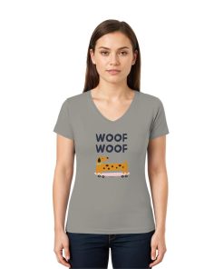 Frau trägt hellgraues Woof Woof Shirt aus Bio-Baumwolle mit Hundeillustration