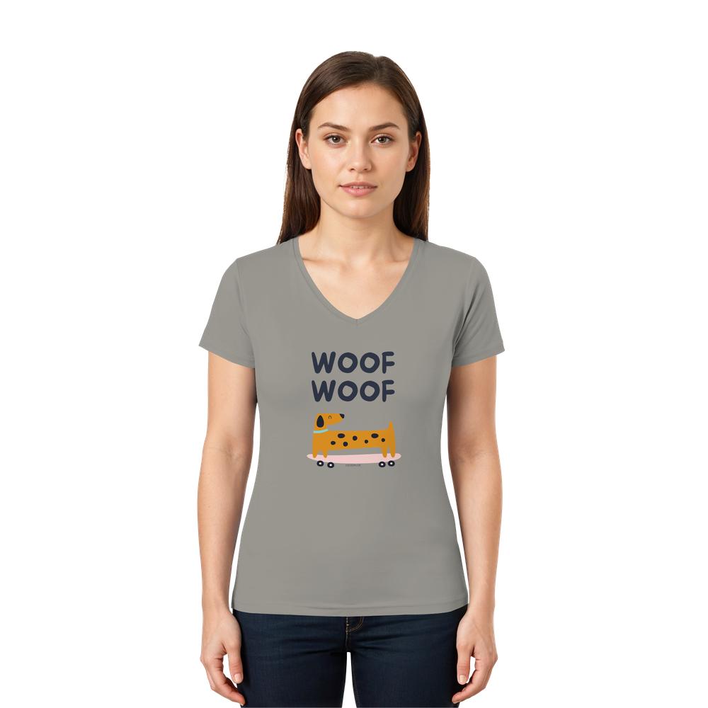 Frau trägt hellgraues Woof Woof Shirt aus Bio-Baumwolle mit Hundeillustration