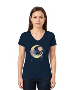 Frau trägt dunkelblaues Katzen Shirt mit spirituellem Design und Katze