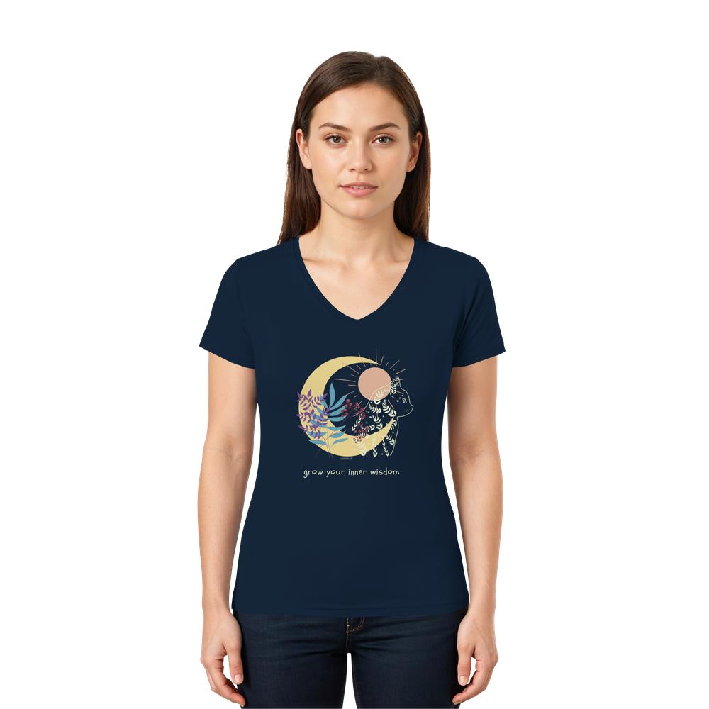 Frau trägt dunkelblaues Katzen Shirt mit spirituellem Design und Katze