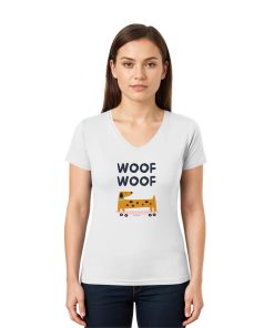 Frau trägt weißes Woof Woof Shirt aus Bio-Baumwolle mit lustigem Hundemotiv