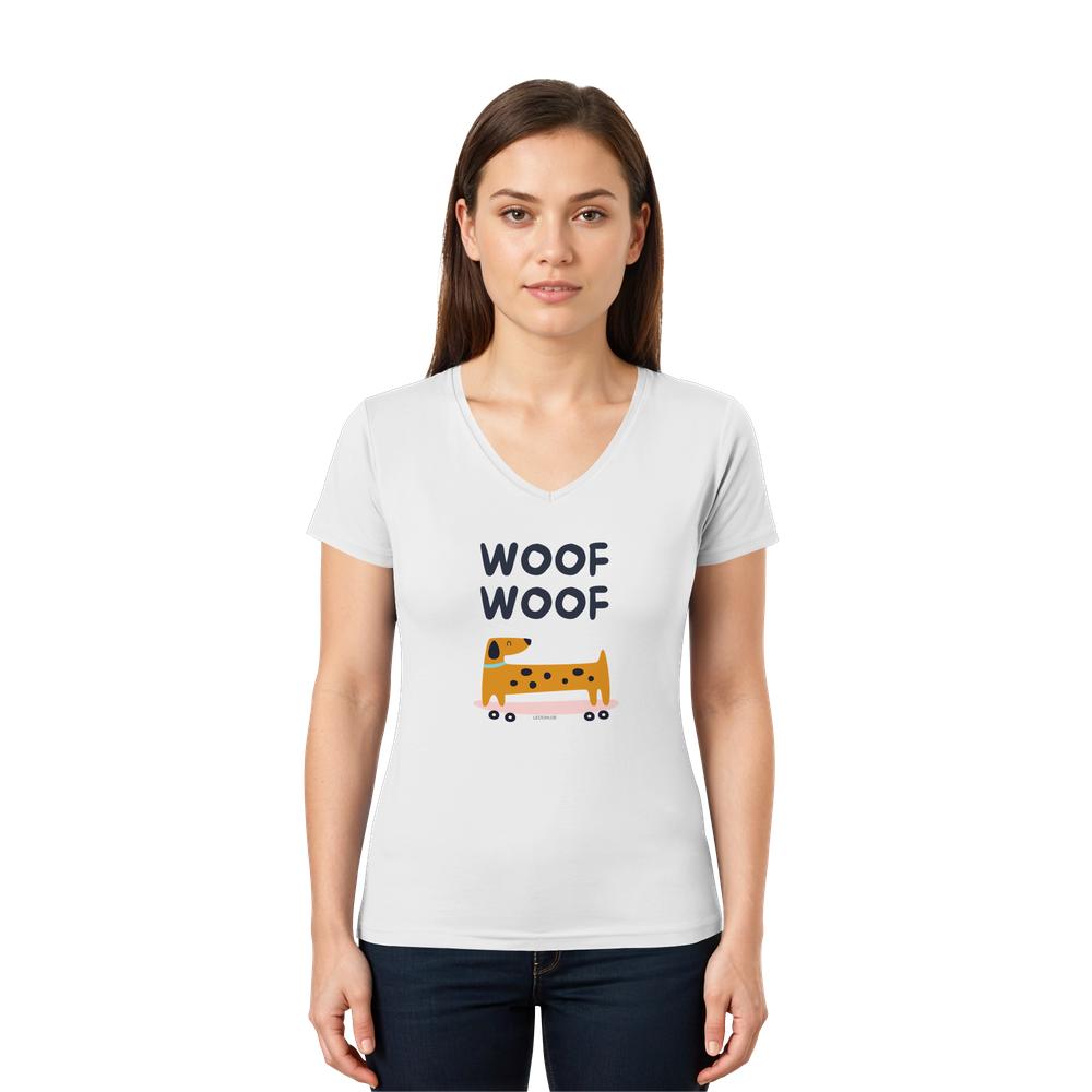 Frau trägt weißes Woof Woof Shirt aus Bio-Baumwolle mit lustigem Hundemotiv