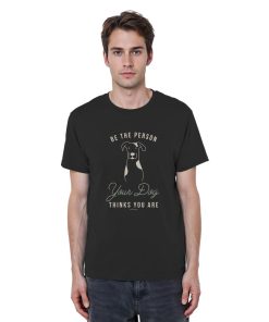 Mann trägt Bio Hunde Statement Shirt in schwarz