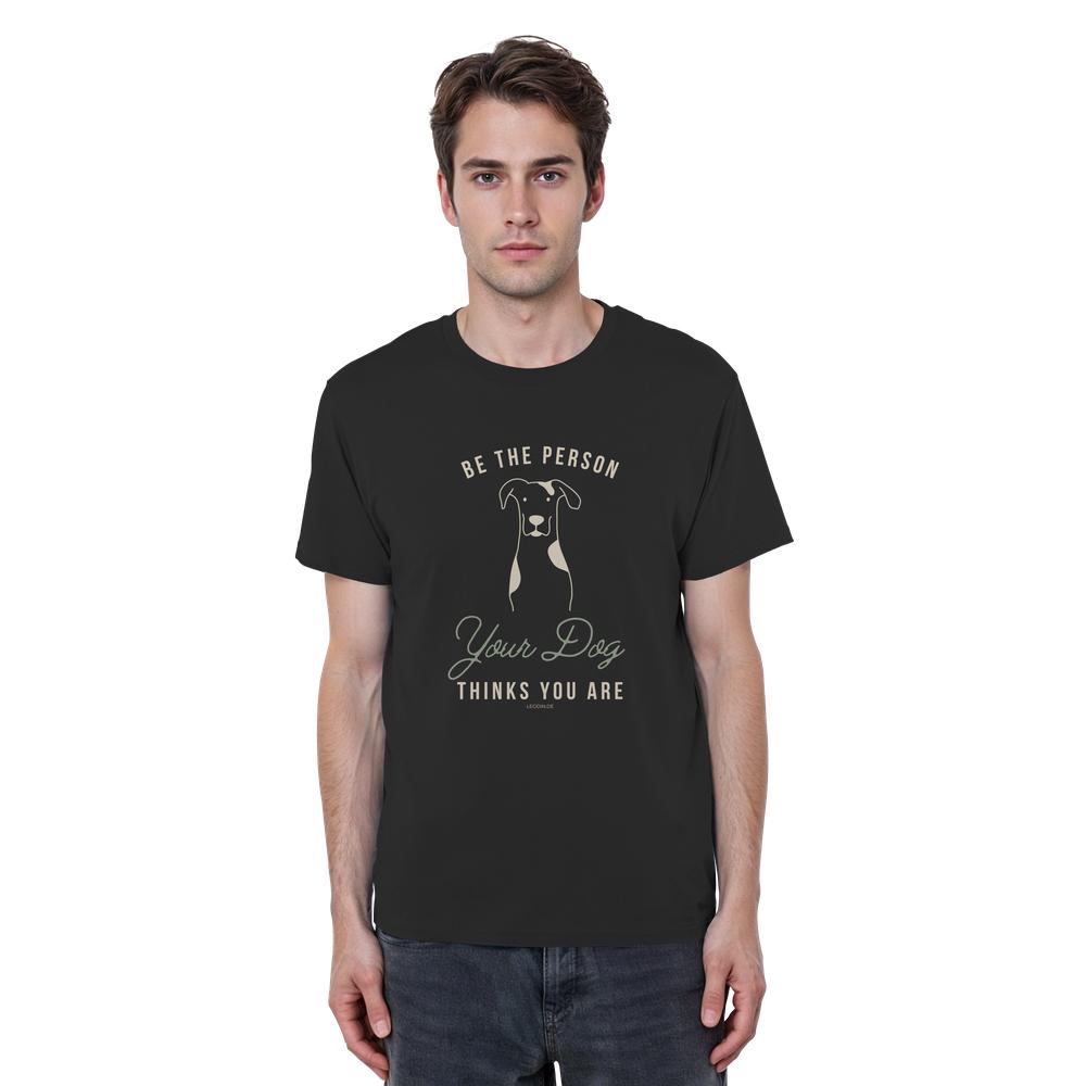 Mann trägt Bio Hunde Statement Shirt in schwarz