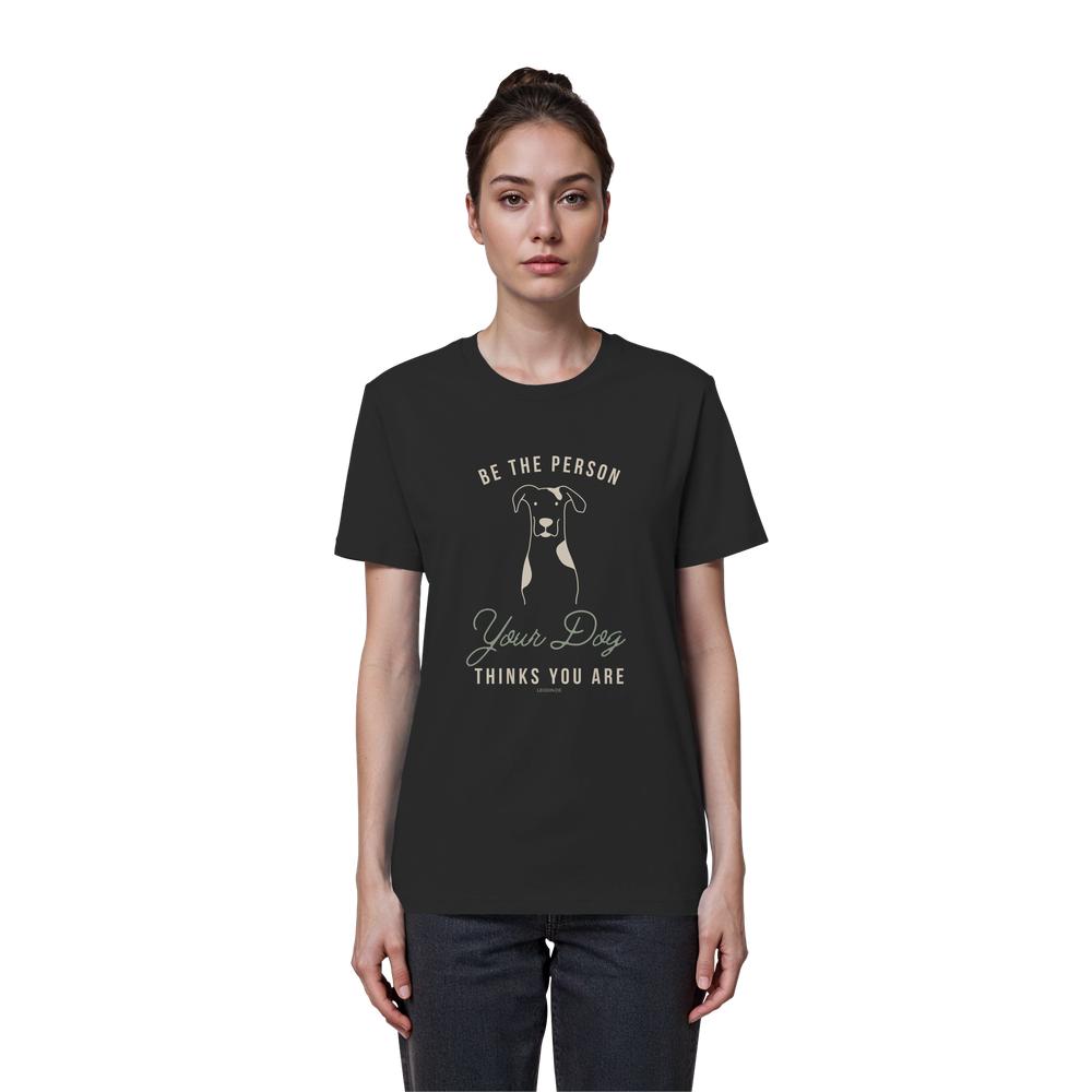 Frau trägt Bio Hunde Statement Shirt in schwarz