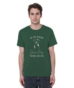 Mann trägt Bio Hunde Statement Shirt in grün