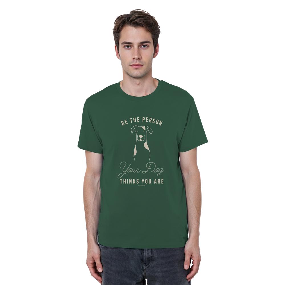 Mann trägt Bio Hunde Statement Shirt in grün