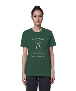 Frau trägt Bio Hunde Statement Shirt in dunkelgrün