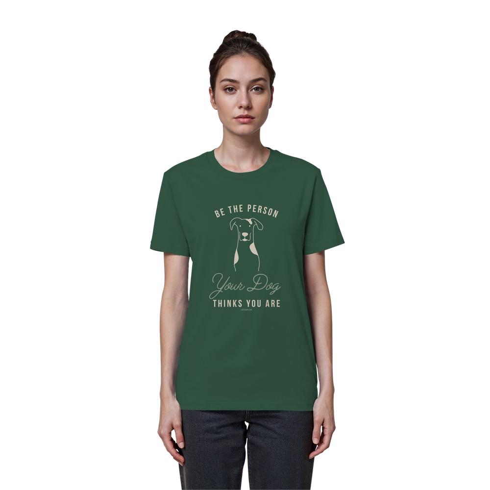 Frau trägt Bio Hunde Statement Shirt in dunkelgrün