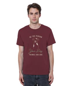Mann trägt Bio Hunde Statement Shirt in rotbraun