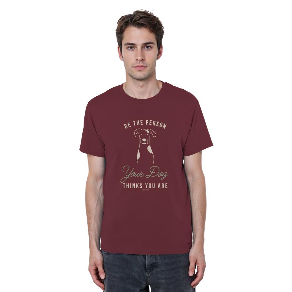 Mann trägt Bio Hunde Statement Shirt in rotbraun