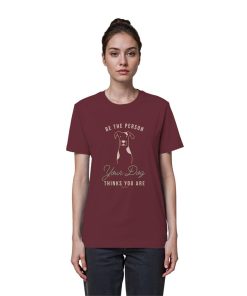 Frau trägt Bio Hunde Statement Shirt in weinrot