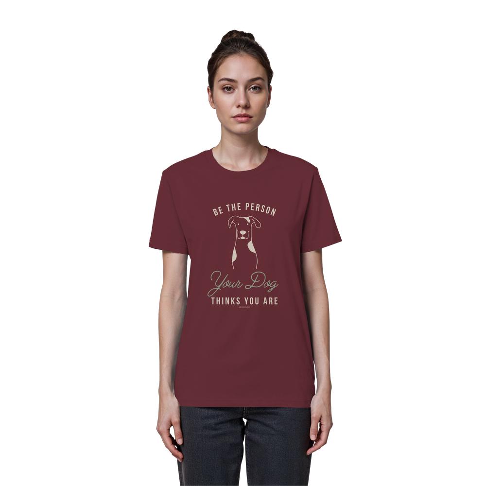 Frau trägt Bio Hunde Statement Shirt in weinrot