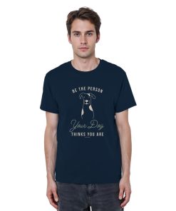 Mann trägt Bio Hunde Statement Shirt in navyblau