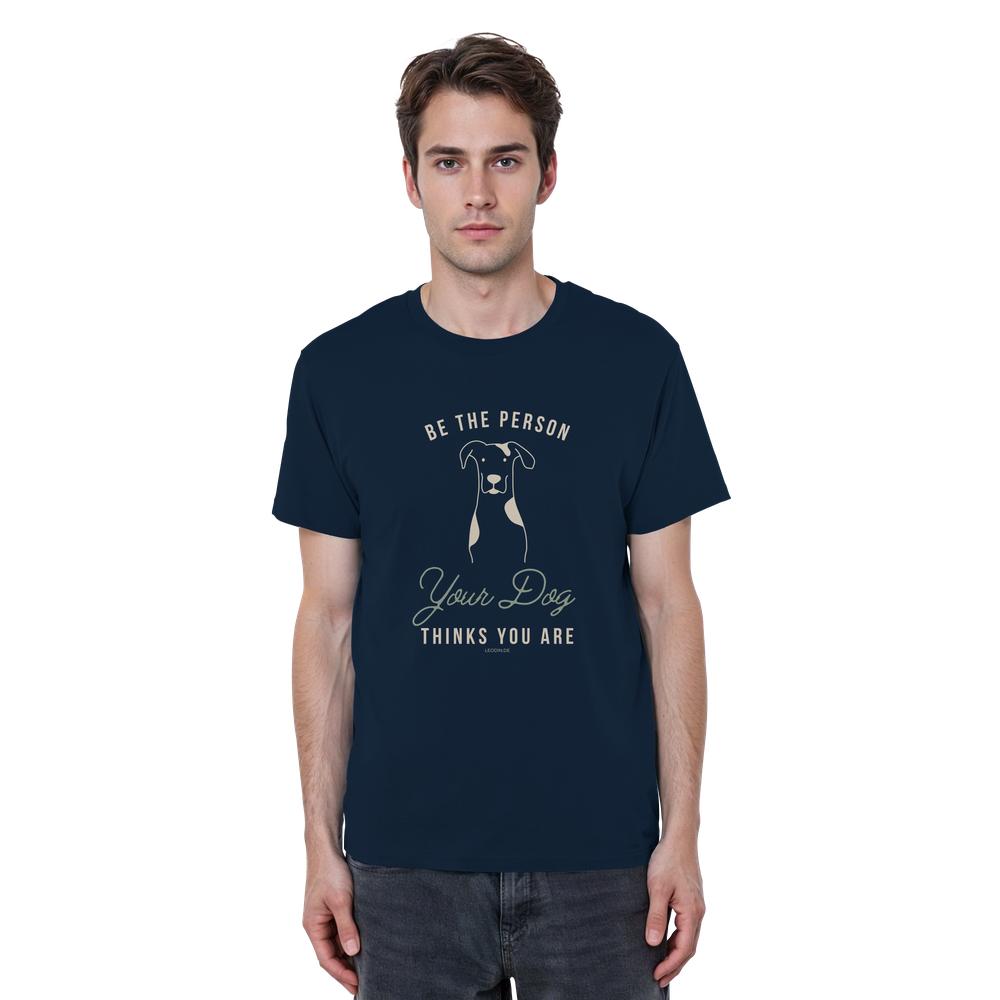 Mann trägt Bio Hunde Statement Shirt in navyblau