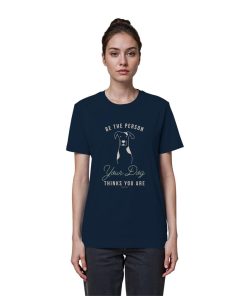 Frau trägt Bio Hunde Statement Shirt in marineblau