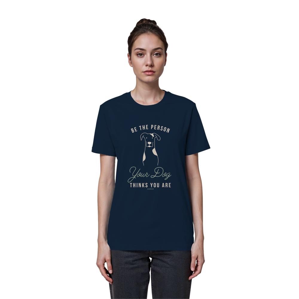 Frau trägt Bio Hunde Statement Shirt in marineblau