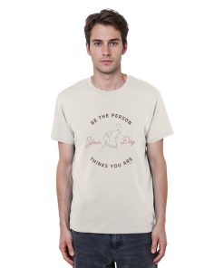 Mann trägt das Be the Person Your Dog Thinks You Are Shirt in Vintage White