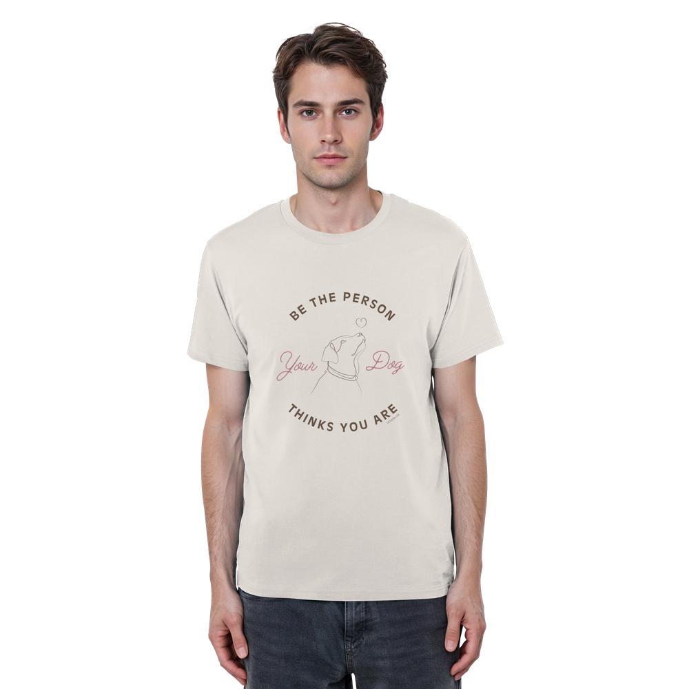 Mann trägt das Be the Person Your Dog Thinks You Are Shirt in Vintage White