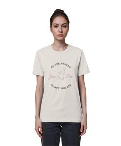 Frau trägt das Be the Person Your Dog Thinks You Are Shirt in Vintage White