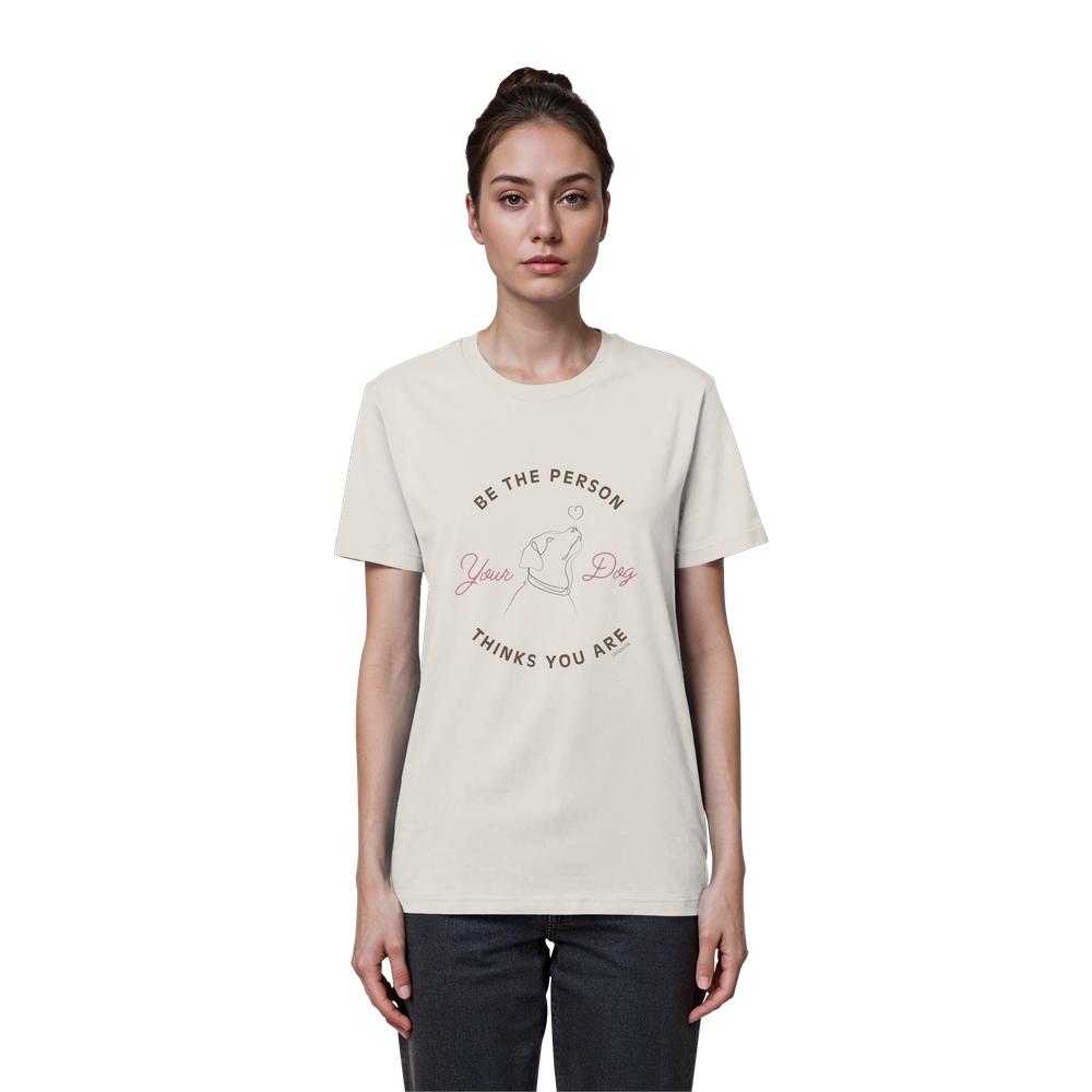 Frau trägt das Be the Person Your Dog Thinks You Are Shirt in Vintage White