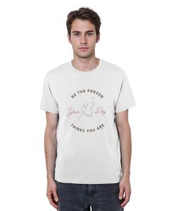 Mann trägt das Be the Person Your Dog Thinks You Are Shirt in Weiß