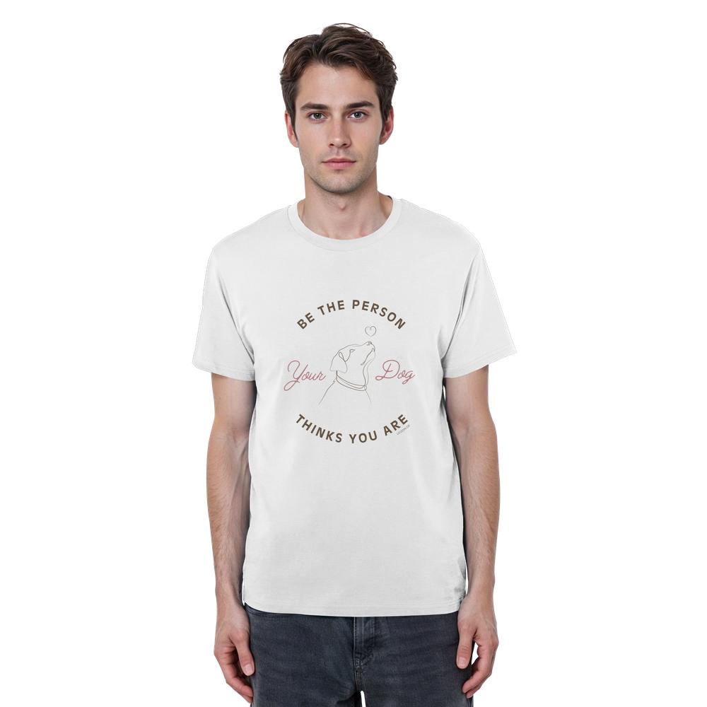 Mann trägt das Be the Person Your Dog Thinks You Are Shirt in Weiß