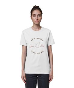 Frau trägt das Be the Person Your Dog Thinks You Are Shirt in Weiß aus Bio-Baumwolle
