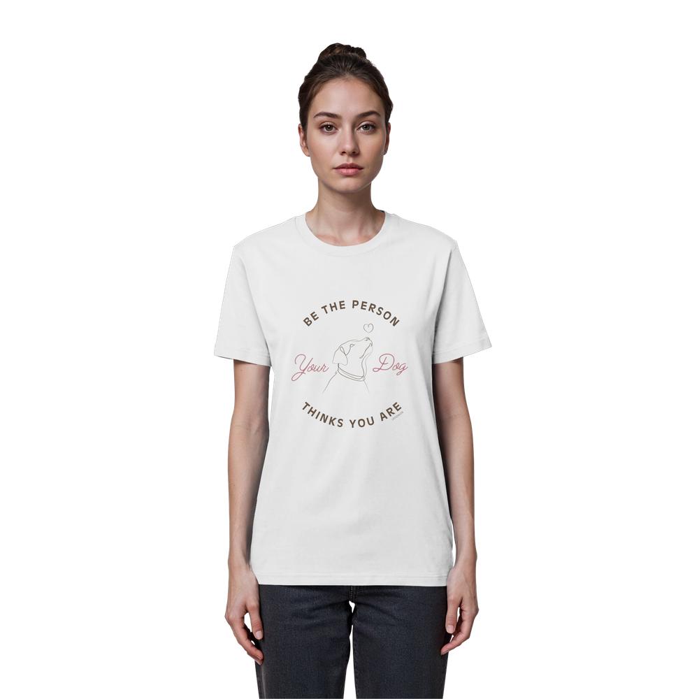 Frau trägt das Be the Person Your Dog Thinks You Are Shirt in Weiß aus Bio-Baumwolle