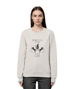 Frau trägt naturweisses Cat Lady Sweatshirt Damen mit stylishem Katzenprint