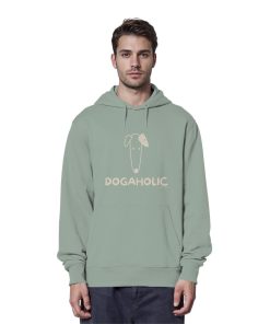 Mann trägt pastellgrünen Unisex Bio-Hoodie mit heller DOGAHOLIC-Aufschrift und Hundeillustration
