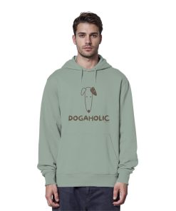 Mann trägt aloegrünen Unisex Bio-Hoodie mit DOGAHOLIC-Schriftzug