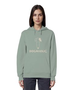 Frau trägt salbeigrünen Bio-Hoodie mit DOGAHOLIC-Schriftzug und Hundemotiv
