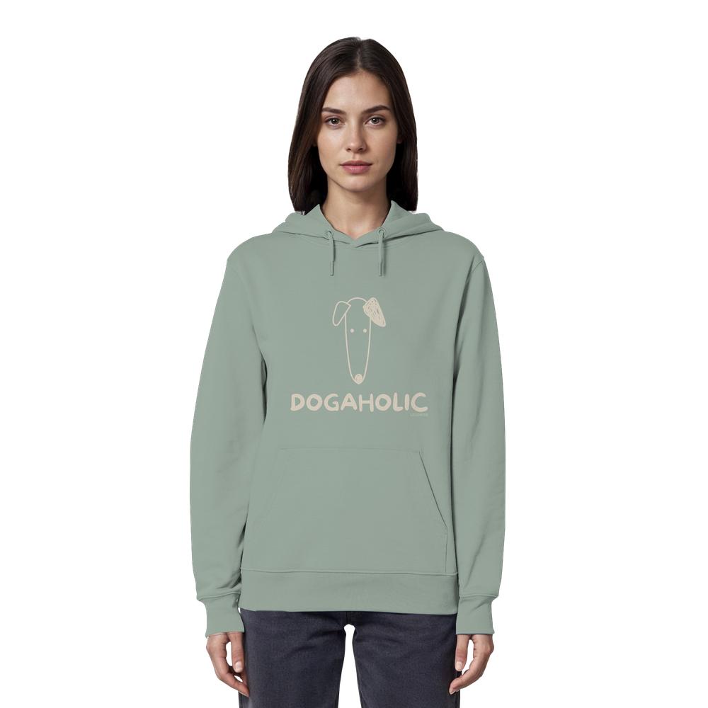 Frau trägt salbeigrünen Bio-Hoodie mit DOGAHOLIC-Schriftzug und Hundemotiv
