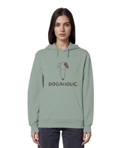 Frau trägt aloefarbenen Unisex Bio-Hoodie mit DOGAHOLIC-Hundemotiv