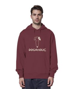 Mann trägt dunkelroten Unisex Hoodie mit heller DOGAHOLIC-Aufschrift