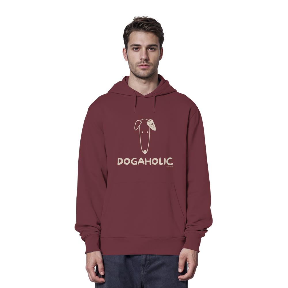 Mann trägt dunkelroten Unisex Hoodie mit heller DOGAHOLIC-Aufschrift